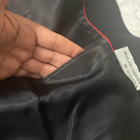 Beautiful structured fit cashmere wool blend black blazer. 2 button front. - Picture 10 of 16